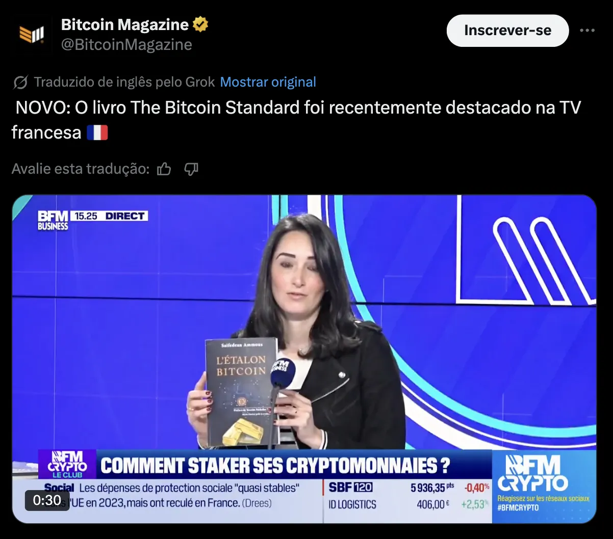 Pessoa usando um caixa eletrônico de Bitcoin